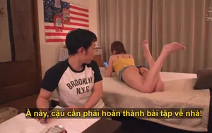 ở nhà làm bài tập cũng không yên với nhỏ bạn thân chuyên “chăn chuối”