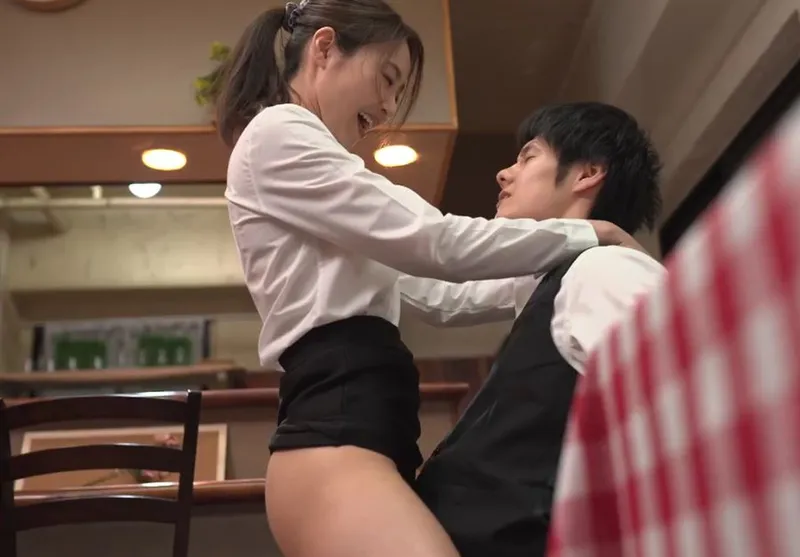 Cậu trai trẻ nắc nữ đồng nghiệp có người chồng nhưng ông xã “yếu”